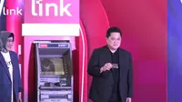 Menteri BUMN Erick Thohir meresmikan integrasi dan wajah baru ATM Link di Pos Bloc, Jakarta, Selasa (26/9/2023). (Tira/Liputan6.com)