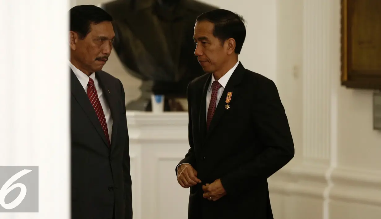 Menkopolhukan Luhut B Pandjaitan (kiri) berbincang dengan Presiden Joko Widodo di Istana Merdeka, Jakarta, Kamis (25/2/2016). Dalam pertemuan tertutup tersebut membahas mengenai isu-isu global terkini. (Liputan6.com/Faizal Fanani)