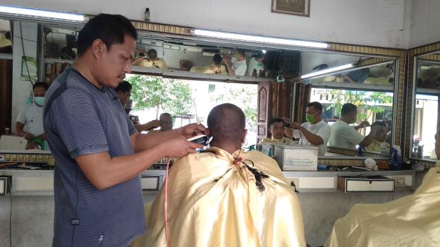 Toko barber di bilangan Peunayong, Kota Madya Banda Aceh (Liputan6.com/Rino Abonita)
