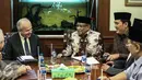 Joseph R Donovan berbincang dengan Said Aqil Siradj saat kunjunganya di Gedung PBNU, Jakarta, Kamis (2/2). Kedatangan Joseph R Donovan ke PBNU sebagai perkenalan (Dubes) AS untuk Indonesia yang baru. (Liputan6.com/Faizal Fanani)