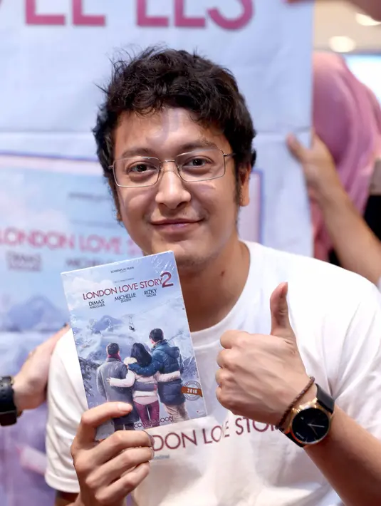 Saat ditemui usai menghadiri launching novel London Love Story 2 di Gramedia World Karawang, Senin (30/1), Dimas membocorkan sedikit karakternya dalam London Love Story 2. Ia juga menceritakan, saat menjalani syuting di Swiss. (Nurwahyunan/Bintang.com)