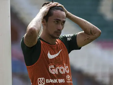 Pemain Timnas Indonesia, Gavin Kwan, merapihkan rambut saat latihan di Stadion Wibawa Mukti, Jawa Barat, Selasa (6/11). Latihan ini merupakan persiapan jelang Piala AFF 2018. (Bola.com/Vitalis Yogi Trisna)