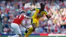 Aksi Wilfried Zaha melewati Sean Kolasinac pada laga lanjutan Premier League yang berlangsung di Stadion Emirates, Minggu (21/4). Arsenal kalah 2-3 kontra Crystal Palace. (AFP/Adrian Dennis)