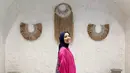 Kombinasi kemeja tunik dan celana kulot warna pink serta hijab warna navy juga tak kalah kece. Lihat saja tampilan Tya Ariestya ini. (Instagram/tya_ariestya).
