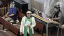 Majelis dan petugas pemandu lagu mengenakan pelindung wajah saat misa di Gereja Protestan Indonesia Bagian Barat (GPIB) Effatha, Jakarta, Minggu (5/7/2020). GPIB Effatha menerapkan protokol kesehatan COVID-19 saat pelaksanaan misa pertama pada keadaan kenormalan baru. (Liputan6.com/Johan Tallo)