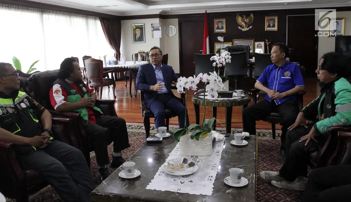 Ketua MPR Zulkifli Hasan menerima perwakilan Masyarakat Ojek Online Seluruh Indonesia (MOSI) di Ruang Kerja Ketua MPR, Jakarta, Kamis (25/10). Zulhas diminta menjadi dewan pembina mereka agar ada sandaran demi memperbaiki nasib. (Liputan6.com/JohanTallo)