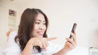 Ilustrasi perempuan scroll media sosial. (c) comzeal/Depositphotos.com