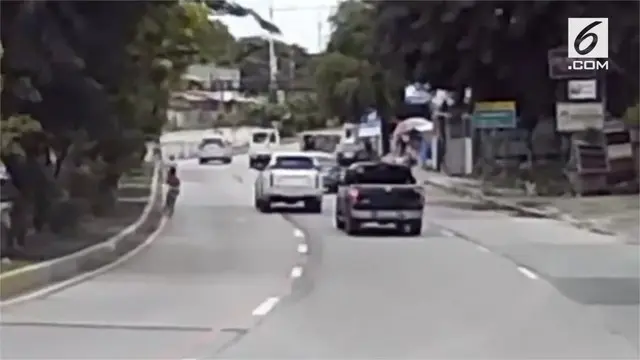 Sebuah mobil berjenis SUV melaju dengan kecepatan tinggi di jalanan Manila, Filipina. Mobil tersebut nyaris menabrak seorang bocah yang bersepeda.