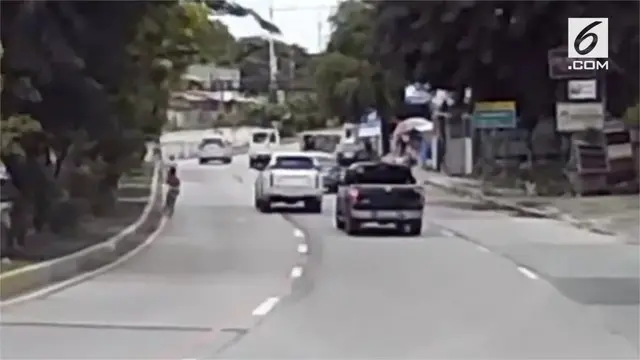 VIDEO: Terekam Kamera, Mobil Nyaris Tabrak Bocah Bersepeda