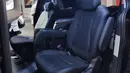 KIA Grand Carnival memiliki interior elegan dengan kursi belakang nyaman yang bisa digeser dan disenderkan hingga kemiringan tertentu.