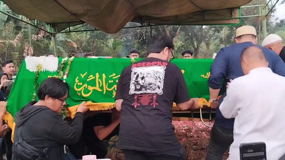 Prosesi Pemakaman Gustiwiw Diiringi Isak Tangis Keluarga