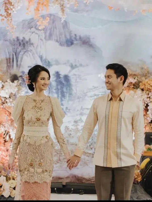 Songket ini kemudian dibalut dengan motif batik Jawa yang terkemas secara manis menggunakan teknik melukis menggunakan benang.  (Instagram/suryaabduh).