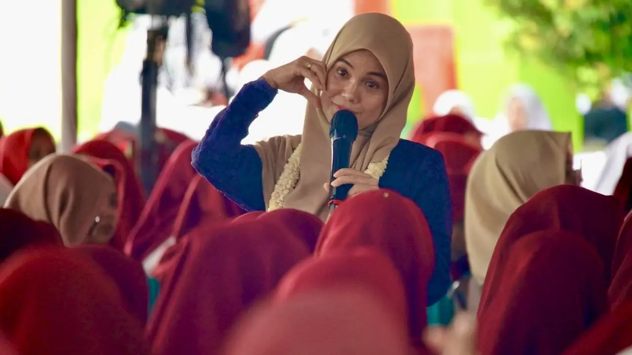 Istri calon presiden nomor urut 3 Ganjar Pranowo, Siti Atikoh Suprianti