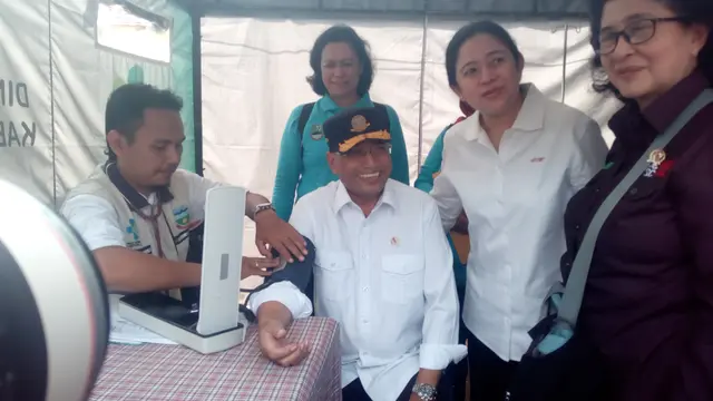 Menteri Perhubungan Budi Karya Sumadi tengah melakukan pengecekan tensi darah di posko kesehatan pos utama Limbangan, Garut, Jawa Barat