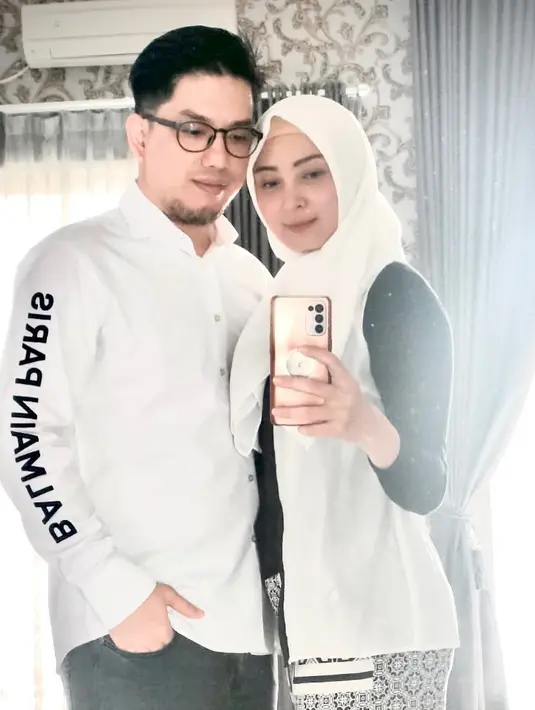 "Selamat ya della...semoga selalu sakinah....mawaddah dan warrohmah....aamin Allahumma aamin," tulis Devi Permatasari. "Alhamdulillah akhirnya di publish…langgeng terus ya neng," tulis Kristina. "alhamdulillah congrats," tulis Audy Item. [Instagram/armanwosi]
