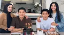 Momen ulang tahun ke-41 ini pun tampak dirayakan oleh keluarga. Bahkan, potret Ifan bersama saudara kembarnya beserta pasangan masing-masing tak luput dari sorotan. (Liputan6.com/IG/@ifanseventeen)
