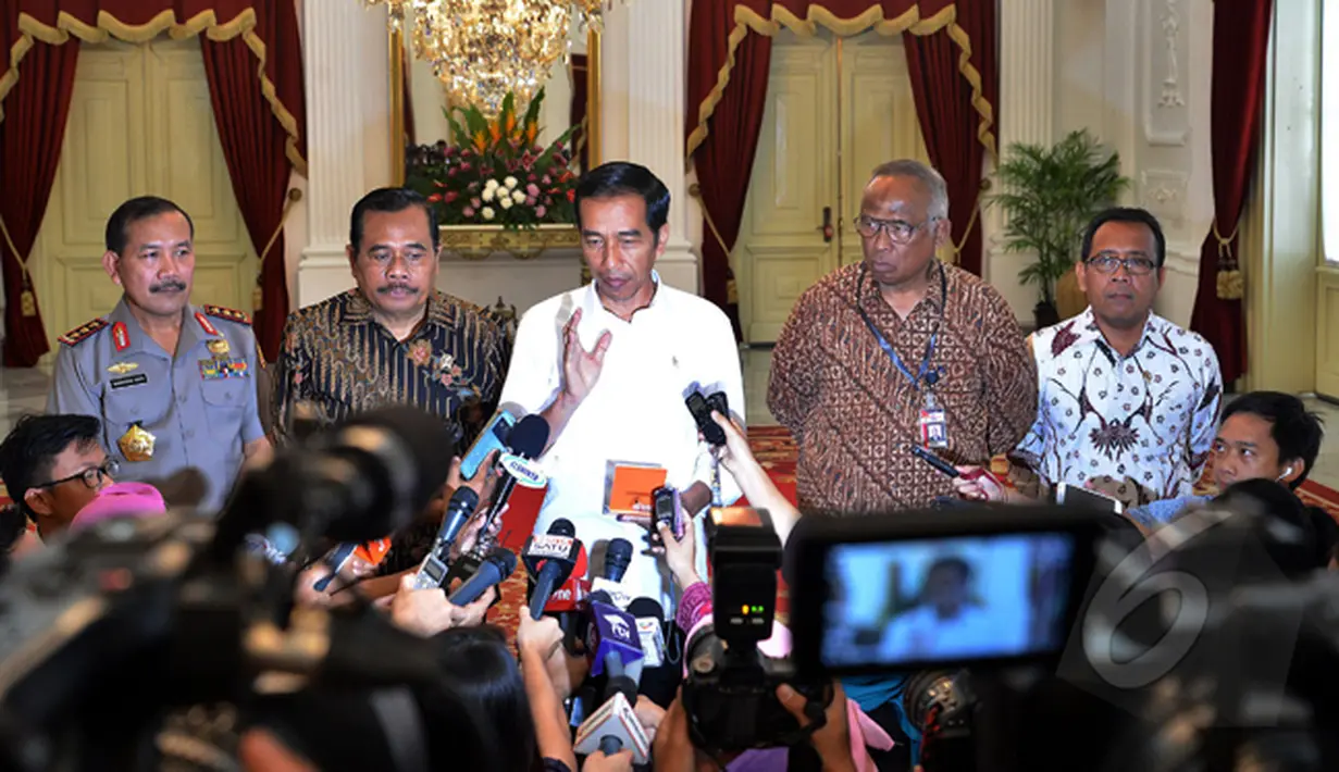 Presiden Joko Widodo (tengah) memberikan keterangan pers usai menggelar pertemuan dengan pimpinan tiga lembaga hukum, Istana Merdeka, Jakarta, Rabu (25/2/2015). (Liputan6.com/Faizal Fanani)