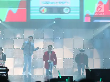 Penampilan boyband SHINee dalam konser bertajuk SHINee World V di JIExpo Kemayoran, Jakarta, 12 November 2016. Vokalis utama SHINee, Jonghyun ditemukan meninggal di rumahnya, Chungdam-Dong, Seoul pada Senin,18 Desember 2017. (Liputan6.com/Herman Zakharia)