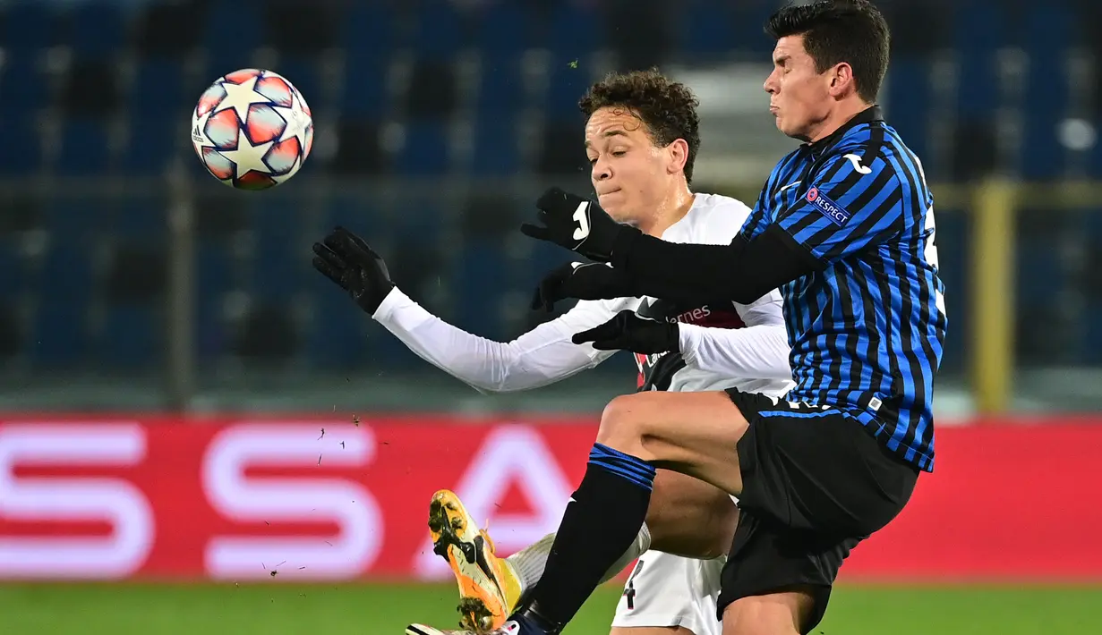 Penyerang Midtjylland Mikael Anderson dan gelandang Atalanta Matteo Pessina mengincar bola pada matchday kelima Grup D Liga Champions di Atleti Azzurri d'Italia, Rabu (2/12/2020) dini hari WIB. Atalanta membuka peluang lolos ke babak 16 besar usai menahan imbang Midtjylland 1-1. (MIGUEL MEDINA/AFP)