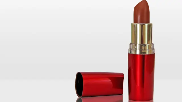Ini yang Akan Terjadi Jika Tidak Membersihkan Lipstik Sebelum Tidur
