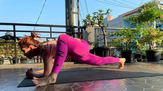 6 Potret Ayu Ting Ting saat Yoga, Pamer Tubuh Lentur