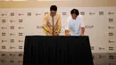 Direktur Utama EMTEK Grup, R. Alvin Widarta Sariaatmadja (kiri) bersama dengan Jimmy Akili, CEO dan pendiri Bobobobo.com bersiap menandatangani nota kerjasama di SCTV Tower, Jakarta, Rabu (29/4/2015). (Liputan6.com/Helmi Fithriansyah)