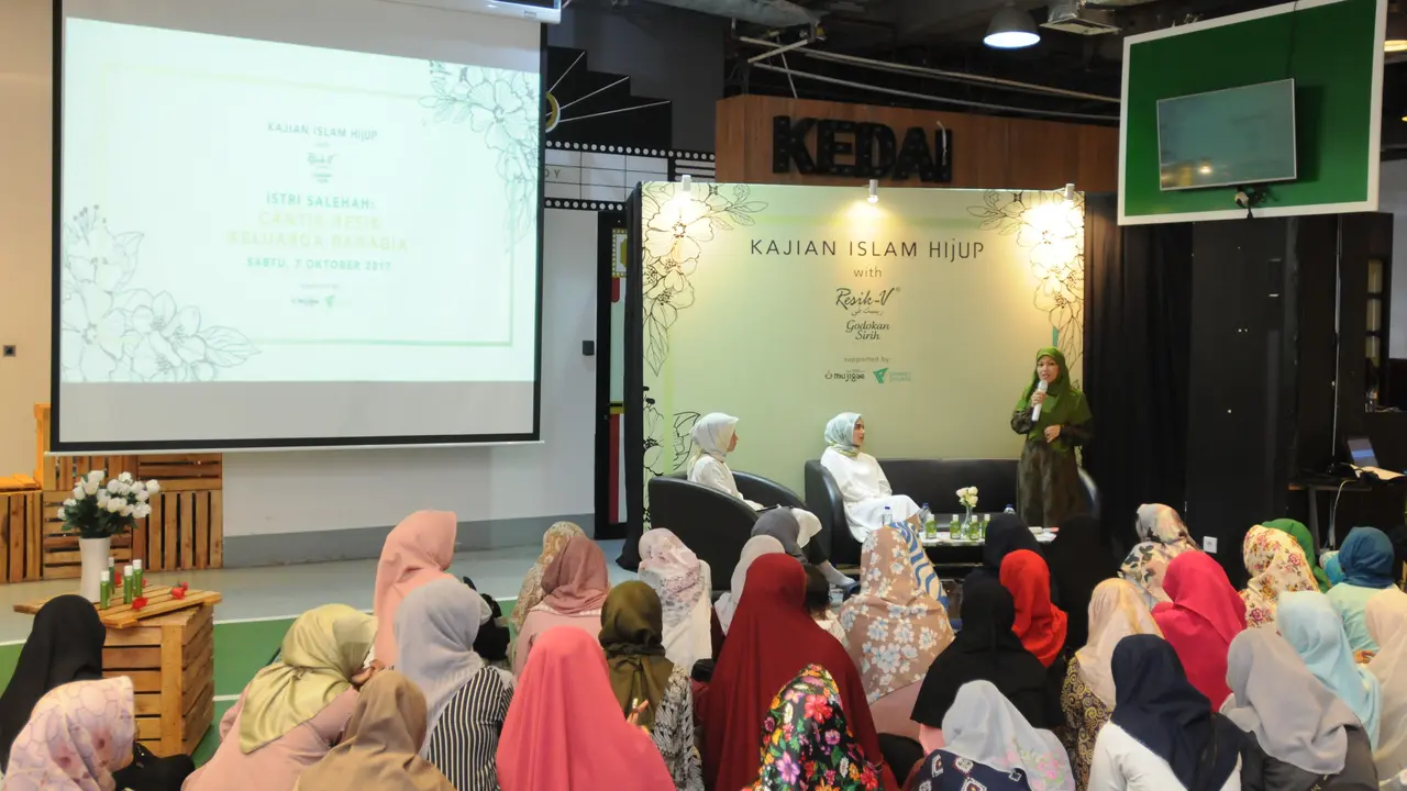 Ust. Mimi Jamilah mahya dan Herfiza Novianti Harun dalam kajian Islam bersama HIJUP dan Resik V, Sabtu (7/10/2017). (Daniel Kampua/Bintang.com)
