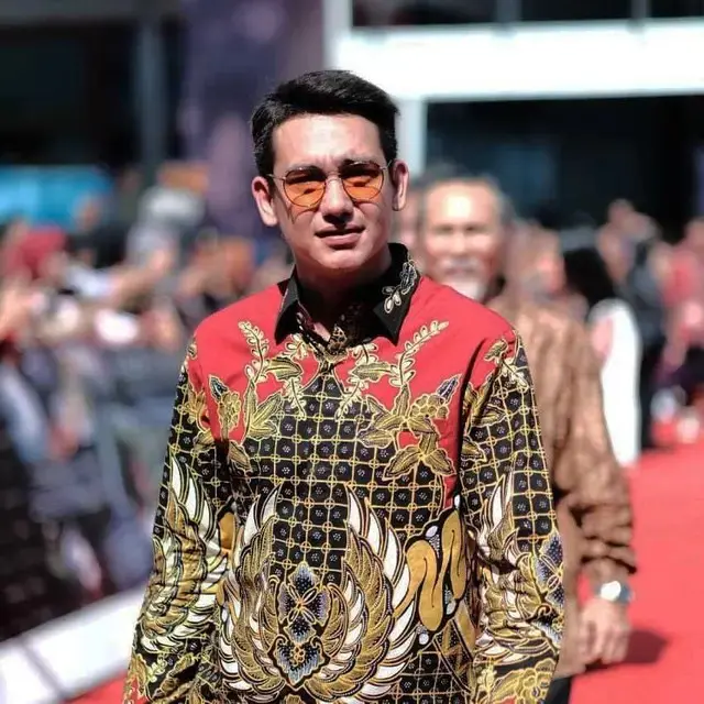 10 Model Baju Batik Pria yang Cocok untuk Berbagai Acara ala Artis Indonesia