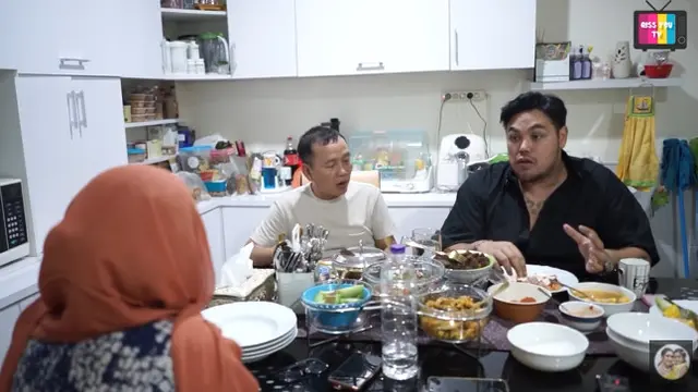 6 Potret Kedekatan Ivan Gunawan dan Keluarga Ayu Ting Ting, Kompak Bareng Ayah Rozak