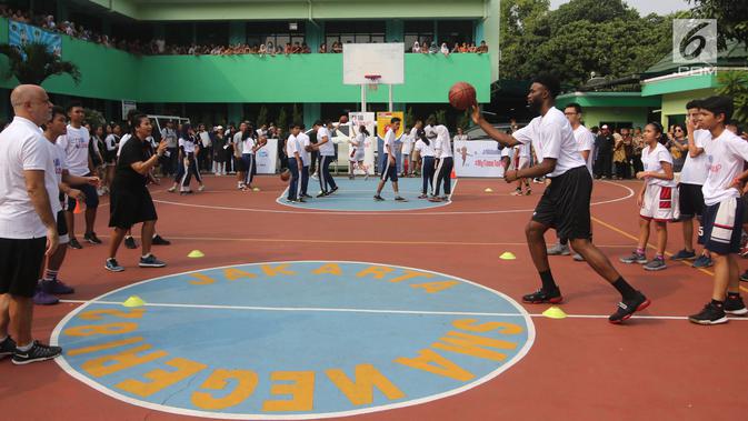 Pemain NBA dari Boston Celtics, Jaylen Brown memberikan coaching clinics untuk siswa-siswi di SMAN 28 Jakarta, Kamis (26/7). Para mendapat pelajaran tentang sportivitas, kerja sama tim, sikap positif, dan saling menghargai. (Liputan6.com/Arya Manggala)