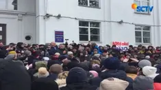 Ribuan warga Kemerovo menuntut penyelidikan menyeluruh kejadian kebakaran di mall Winter Cherry yang menyebabkan sedikitnya 64 orang tewas.