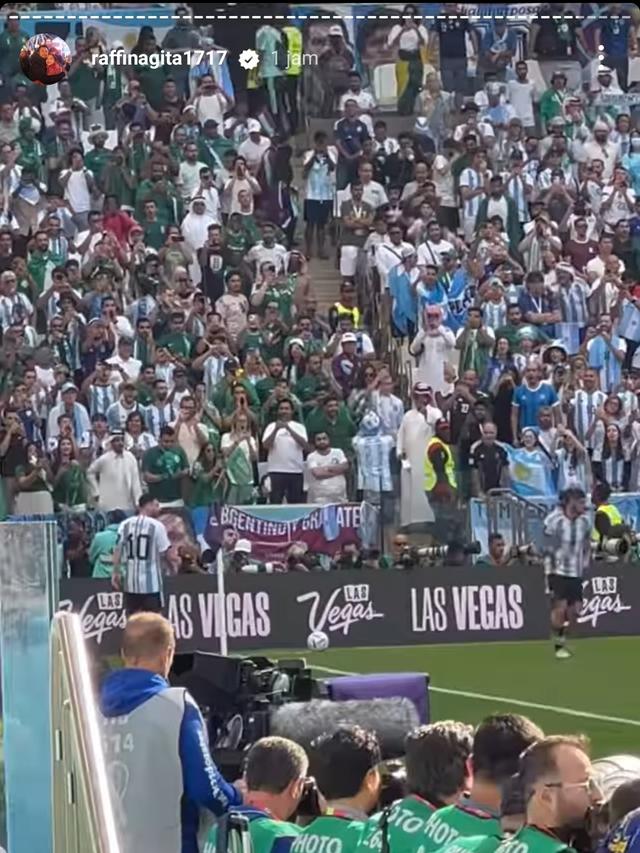 Raffi Ahmad dan Rafathar Rela Jalan Kaki 1 KM Lebih di Tengah Terik Matahari Qatar Demi Dukung Argentina di Piala Dunia 2022. (Instagram.com/raffinagita1717)