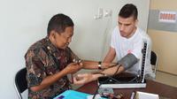 Pemain asing Persik Kediri, Ante Bakmaz menjalani pemeriksaan medis di RSUD Gambiran Kota Kediri. (Bola.com/Gatot Susetyo)