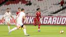 Pemain Timnas Indonesia U-22, Ronaldo Kwateh (kanan), berusaha menjebol gawang Timnas Lebanon U-22 dalam pertandingan uji coba yang berlangsung di Stadion Utama Gelora Bung Karno (SUGBK), Jakarta, Jumat (14/4/2023). (Bola.com/Abdul Aziz)