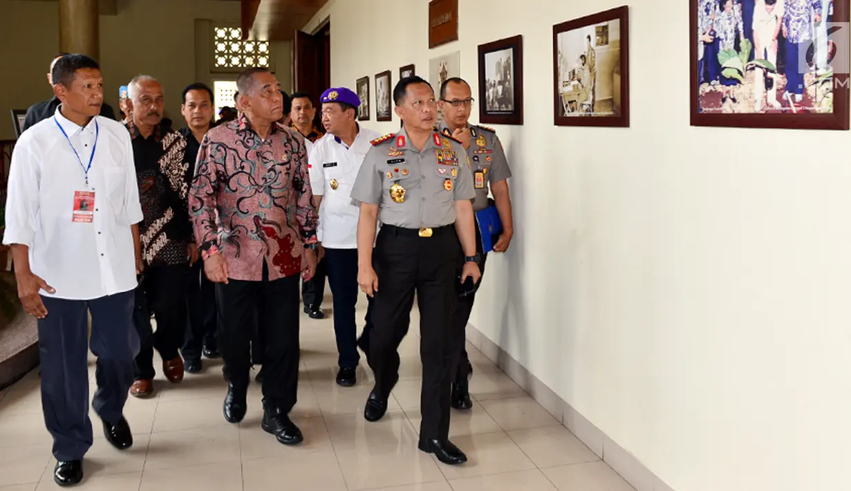 Menteri Pertahanan Ryamizard Ryacudu (tengah) dan Kapolri Jenderal Polisi Tito Karnavian (kanan) melihat foto jelang seminar nasional dengan tema Revitalisasi Patriotisme untuk Bela Bangsa dan Negara di UGM, Yogyakarta, Selasa (19/12). (Liputan6.com/Juli)