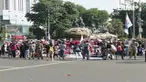 Ribuan buruh dari berbagai elemen terus mendesak untuk mendekat ke Istana Negara.