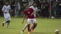 Gelandang Timnas Indonesia U-23, Egy Maulana, berebut dengan bek Timnas Indonesia U-19, Rachmat Irianto, saat uji coba di Lapangan ABC Senayan, Jakarta, Sabtu (24/2/2018). Timnas U-23 menang 5-0 atas Timnas U-19. (Bola.com/Vitalis Yogi Trisna)