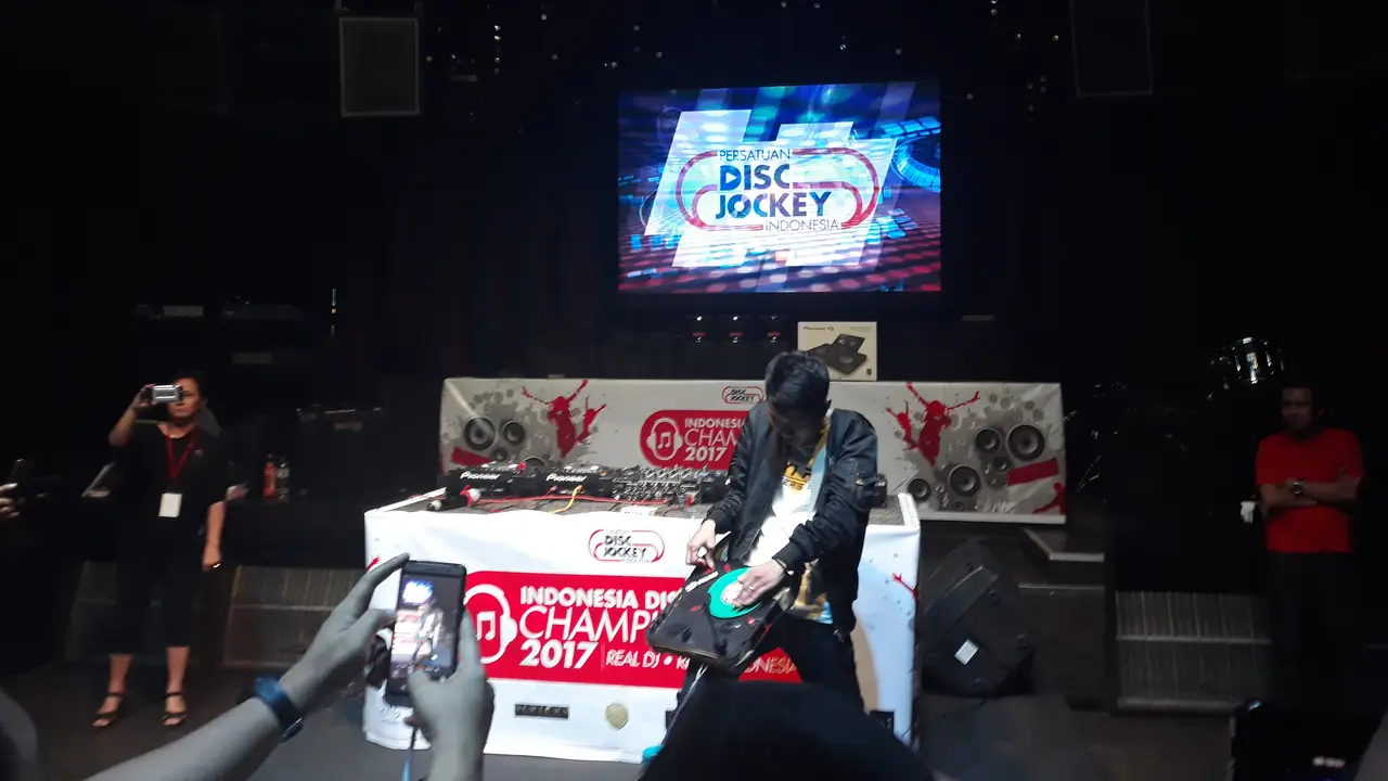 DJ
