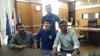 Oh In-kyun resmi diperkenalkan sebagai pemain Persib Bandung. (Bola.com/Muhammad Ginanjar)