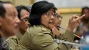 Menteri LHK, Siti Nurbaya saat mengikuti rapat kerja dengan Komisi IV DPR RI, Jakarta, (18/4). Ada sejumlah dokumen yang harus segera diselesaikan jika proyek reklamasi ini hendak dilanjutkan. (Liputan6.com/JohanTallo)