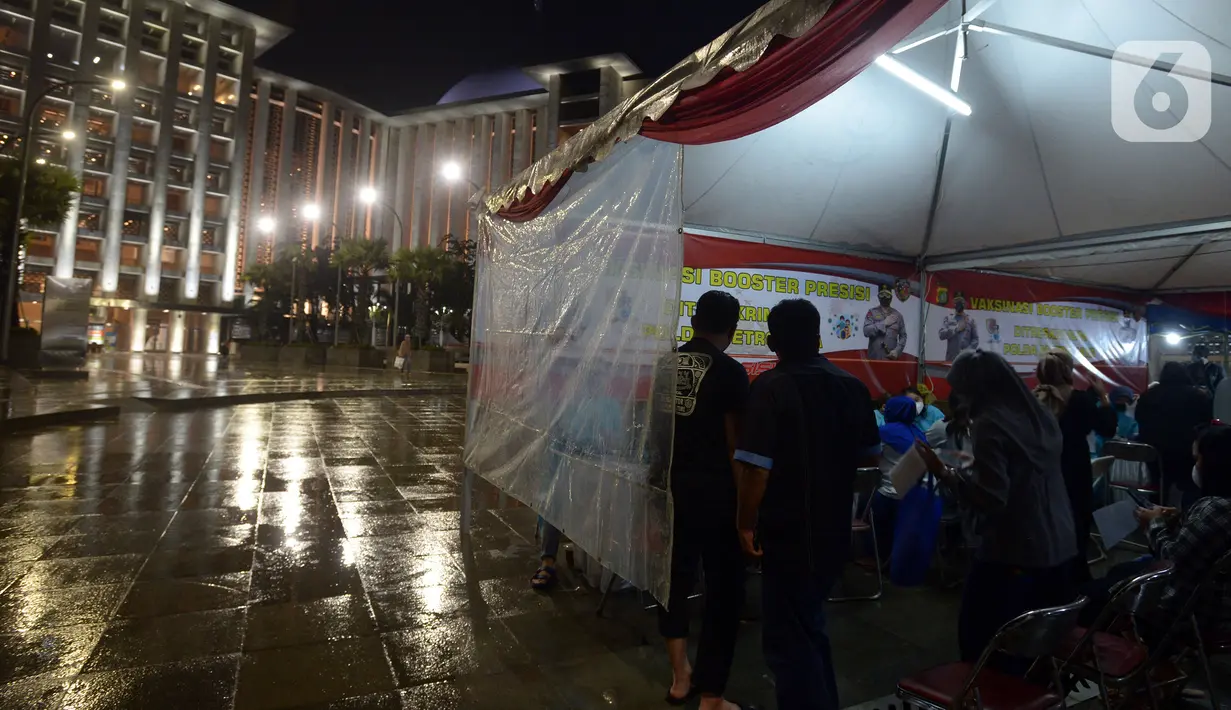 Warga mengikuti vaksinasi booster di halaman Masjid Istiqlal, Jakarta, Selasa (5/4/2022). Kegiatan vaksinasi yang digelar Ditreskrimum Polda Metro Jaya ini menyediakan 1.000 dosis vaksin Pfizer dan Astrazeneca. (merdeka.com/Imam Buhori)