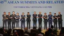 Dari kiri ke kanan, Sekretaris Tetap Kementerian Luar Negeri Aung Kyaw Moe, Presiden Filipina Ferdinand Marcos Jr, Perdana Menteri Singapura Lawrence Wong, Perdana Menteri Thailand Paetongtarn Shinawatra, Perdana Menteri Vietnam Pham Minh Chinh, Presiden Laos Thongloun Sisoulith, Perdana Menteri Laos Sonexay Siphandone, Perdana Menteri Malaysia Anwar Ibrahim, Sultan Brunei Hassanal Bolkiah, Perdana Menteri Kamboja Hun Manet, Wakil Presiden Indonesia Ma'ruf Amin, dan Perdana Menteri Timor Leste Xanana Gusmao bergandengan tangan dalam upacara pembukaan Konferensi Tingkat Tinggi (KTT) Perhimpunan Bangsa-Bangsa Asia Tenggara (ASEAN) di Vientiane, Laos, Rabu, 9 Oktober 2024. 9, 2024. (AP Photo/Dita Alangkara)