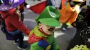 Siswa sekolah Brainshire memakai kostum Mario Bros selama parade halloween di kota Paranaque, Filipina, Jumat (30/10/2015). Anak - anak ini ikut merayakan halloween yang dirayakan setiap akhir bulan oktober. (REUTERS/Romeo Ranoco)