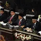 Ketua DPR Ade Komarudin didampingi empat wakil Ketua DPR Taufik Kurniawan, Fadli Zon, Agus Hermanto, dan Fahri Hamza (dari kiri)  menutup sidang Paripurna di Gedung Nusantara, Komplek Parlemen, Senayan, Jakarta, Jumat (14/8). (Liputan6.com/Johan Tallo)