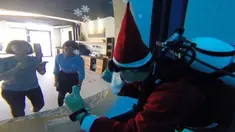Santa Claus hadir menyelam di sebuah hotel di Taiwan.