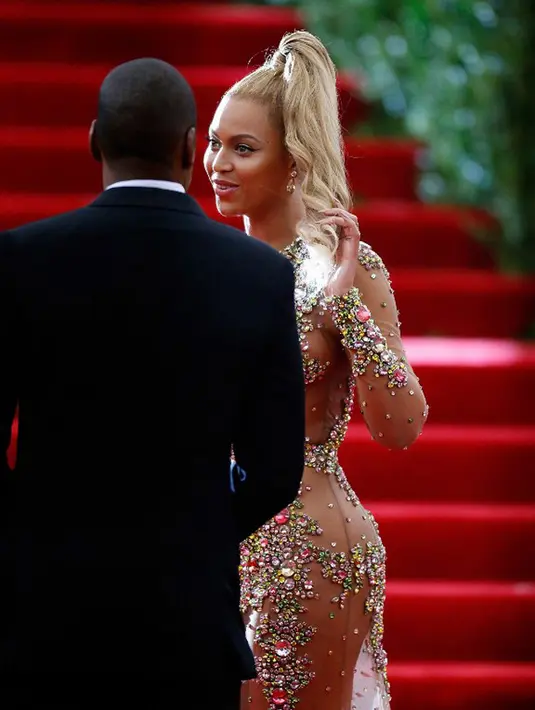 Beberapa waktu setelah bayi kembar itu lahir, seorang sumber mengatakan pasangan suami istri ini sangat senang atas kelahiran anaknya itu. Mereka pun kerap memberi kabar bahagia ini ke sanak keluarga dan sahabat terdekat. (AFP/Bintang.com)