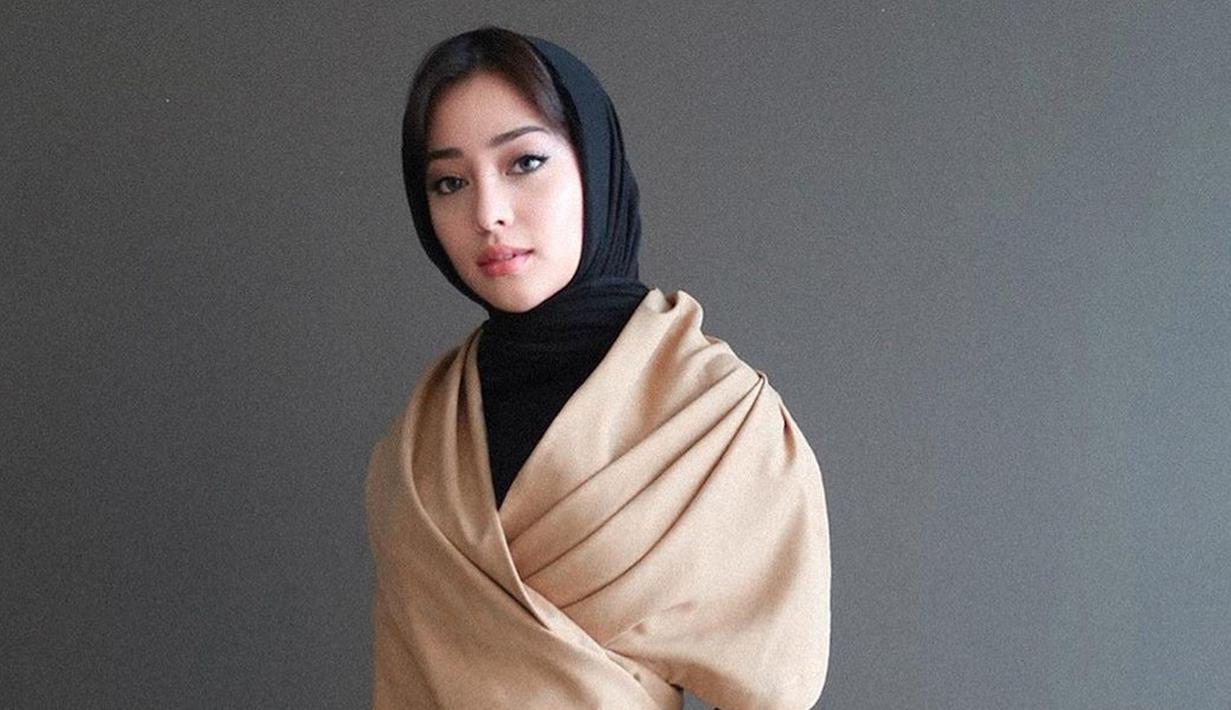 Nikita Willy memang diketahui lebih sering tampil menggunakan pakaian tertutup hingga berhijab. Keputusan tersebut rupanya dibuat demi mengabulkan salah satu permintaan sang ayah yang belum terwujud.