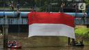 Sejumlah relawan membentangkan bendera Merah Putih di aliran kali
Ciliwung di kawasan Sudirman, Jakarta, Minggu (22/8/2021). Pembentangan atau pengibaran bendera Merah Putih tersebut dilaksanakan untuk memperingati HUT ke-76 RI. (Liputan6.com/Faizal Fanani)