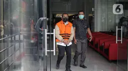 Wakil Ketua DPRD Jawa Timur, Sahat Tua Simanjuntak  berjalan menuju mobil tahanan usai menjalani pemeriksaan di Gedung Merah Putih KPK, Jakarta, Rabu (11/1/2023). Sahat Tua Simanjuntak diperiksa sebagai tersangka terkait dugaan tindak pidana korupsi suap pengurusan alokasi dana hibah bersumber dari APBD Jawa Timur. (Liputan6.com/Faizal Fanani)