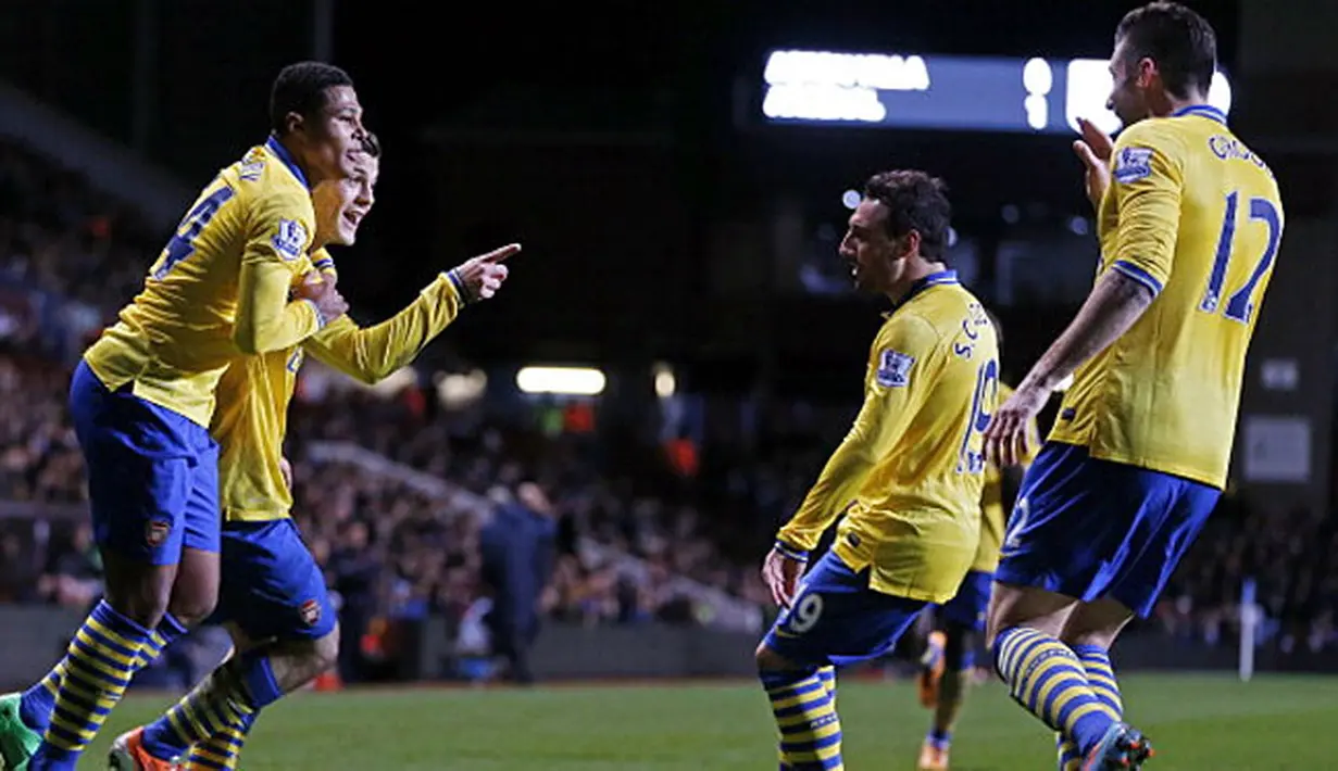 Gelandang Arsenal Jack Wilshere (kedua dari kiri) berselebrasi setelah mencetak gol pertama untuk timnya saat laga pertandingan sepak bola Liga Utama Inggris antara Aston Villa melawan Arsenal di Villa Park, Birmingham, pada (13/01/14) waktu setempat. (Fo
